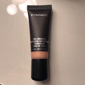MAC Pro Longwear Nourishing Waterproof Foundation